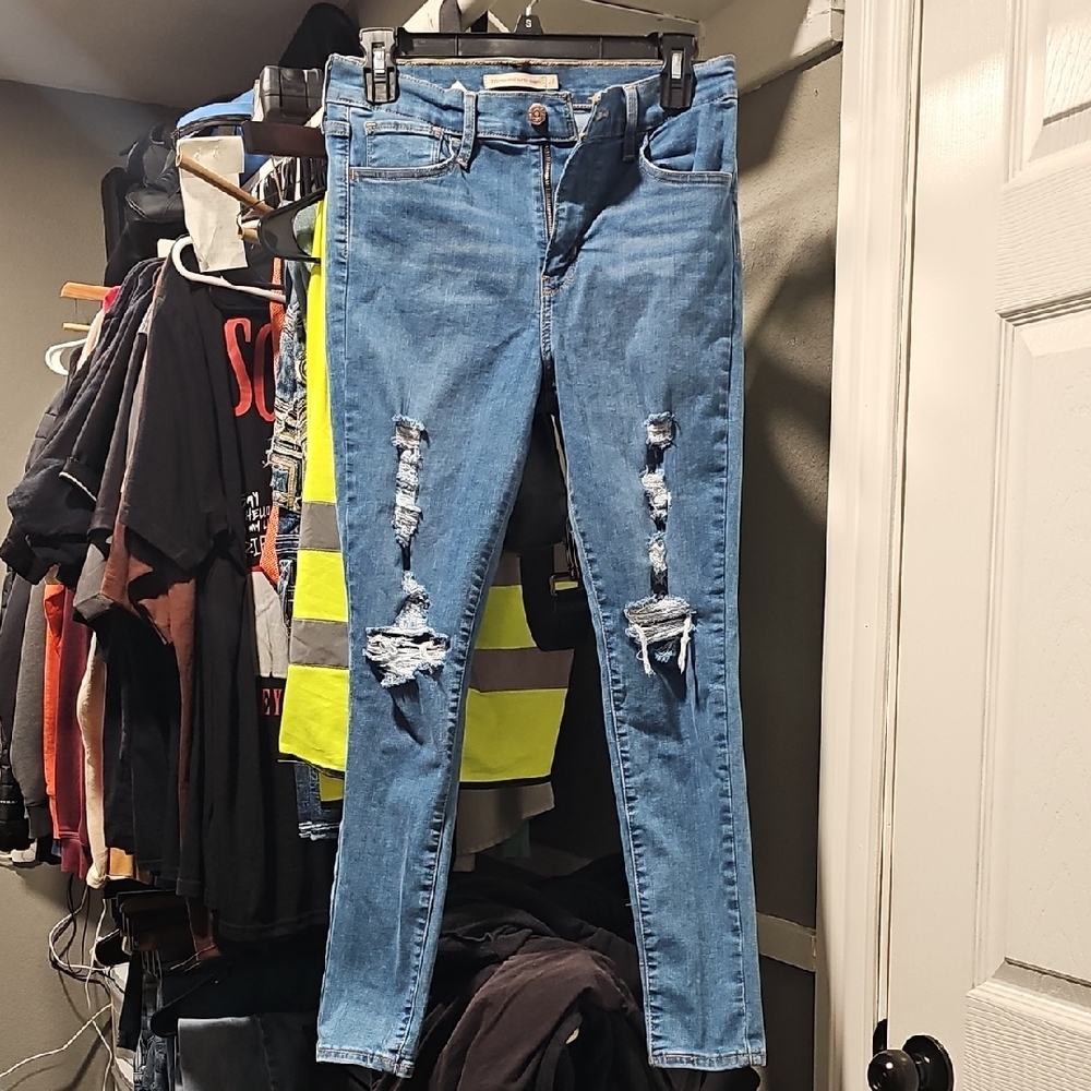 Used Levi's Women's 720 High Rise SUPER skinny Jeans in Distressed Blue